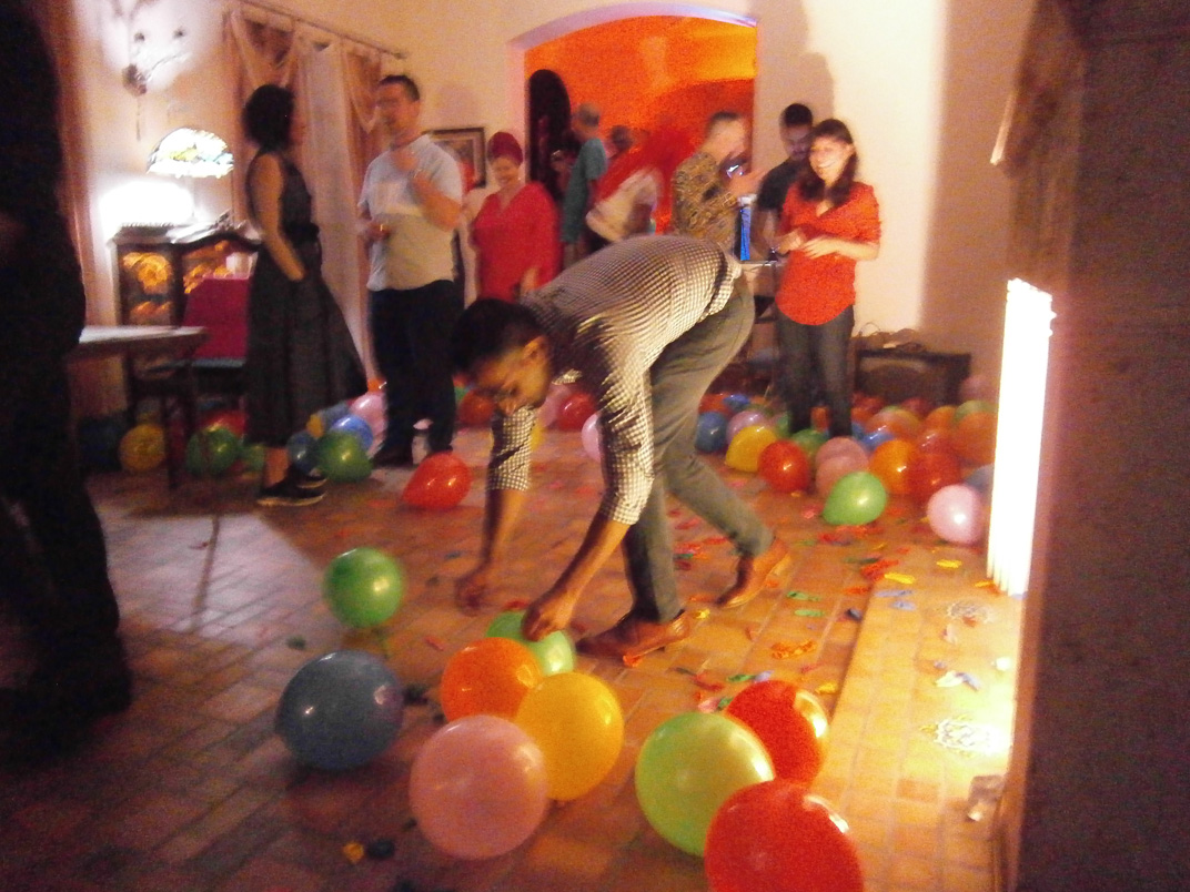 Pop Music by Robert Blatt, Realization as interactive installation with 250 balloons and 120 thumbtacks (Mi Casa Su Casa, May 2016)